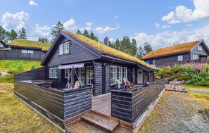 Exterior - Nice home in Skare with house a mountain view (Skare)