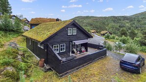 Exterior - Nice home in Skare with house a mountain view (Skare)