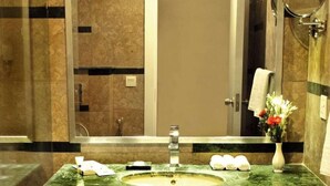 Bathroom - West Inn Hotel (Faisalabad)