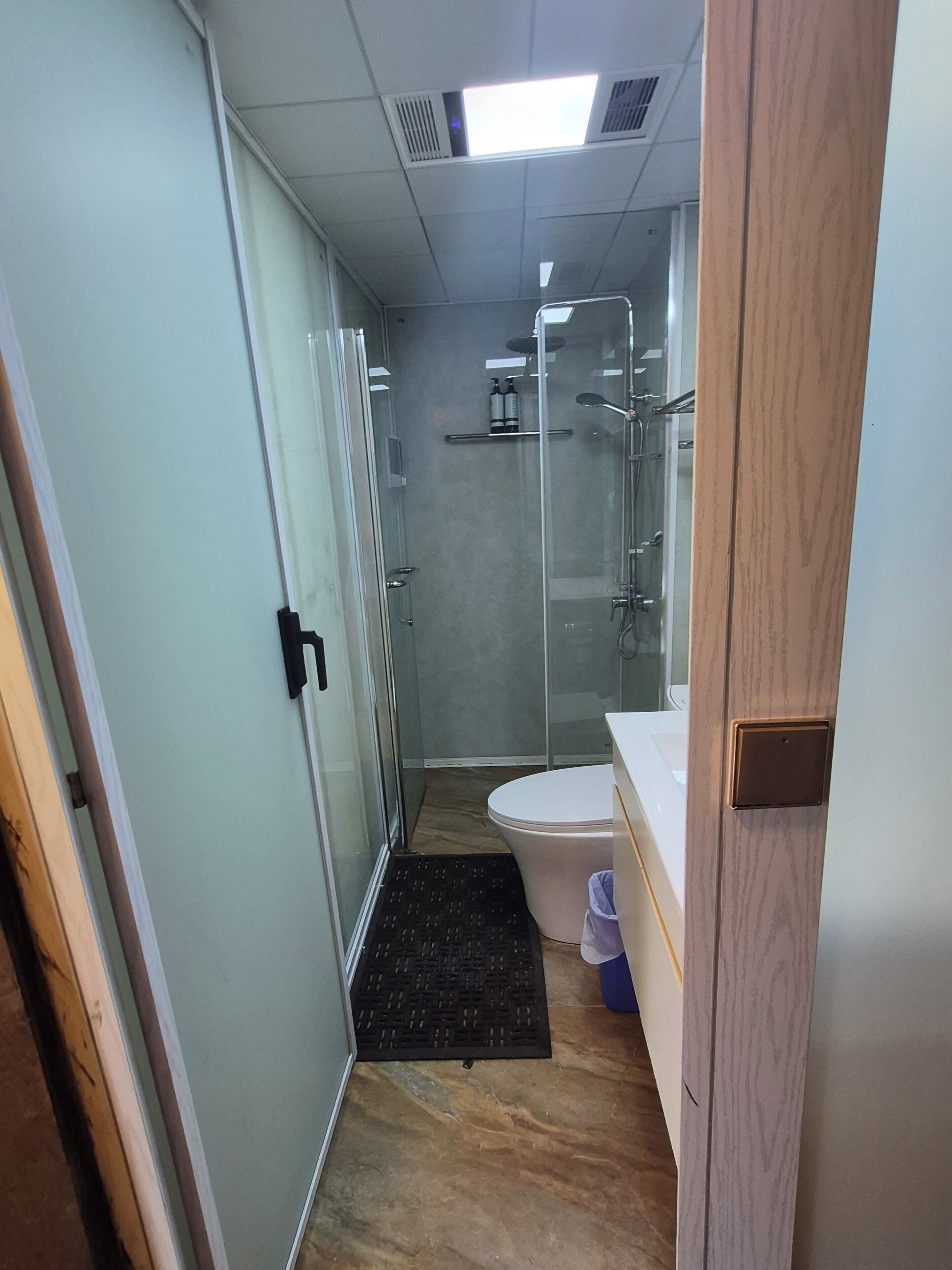 Dusche, Handtücher, Seife, Toilettenpapier