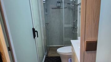 Dusche, Handtücher, Seife, Toilettenpapier