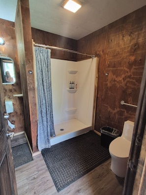 Douche, serviettes fournies, savon, papier de toilette
