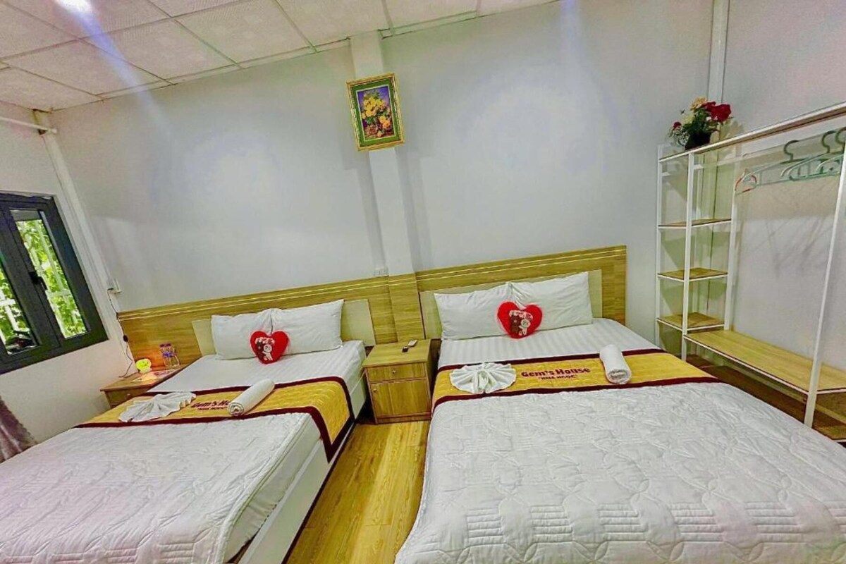 Standard Quadruple Room, Garden View | Ruang kerja komputer riba, Wi-fi percuma, cadar katil 