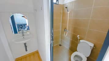 Kamar Standar, pemandangan kebun | Kamar mandi | Shower, perlengkapan mandi gratis, pengering rambut, dan handuk
