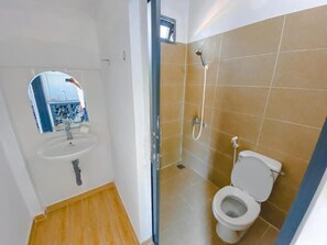 Standard-huone, näköala puutarhaan | Kylpyhuone | Suihku, ilmaiset hygieniatuotteet, hiustenkuivaaja, pyyhkeet