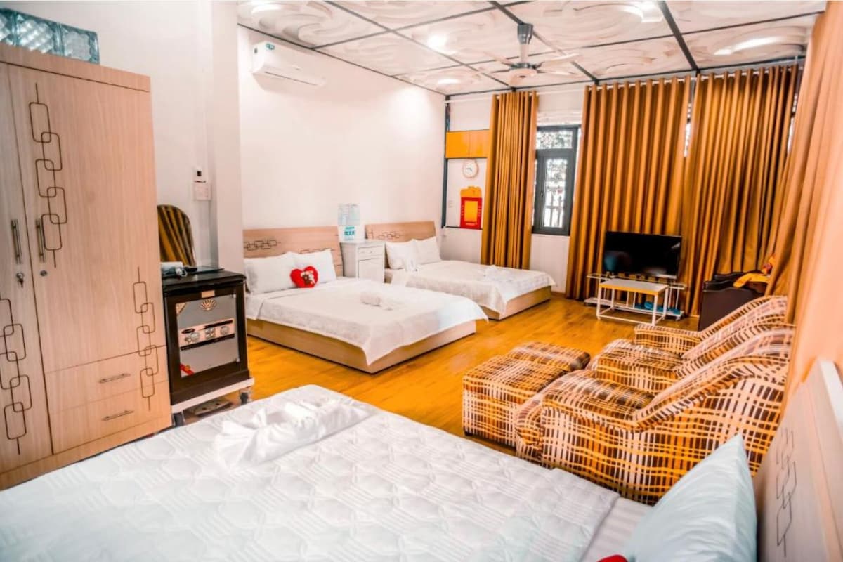 Family Room | Laptop workspace, WiFi (free), bed sheets