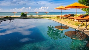 Outdoor pool, free pool cabanas, pool umbrellas - Samadhi Ocean Inn & Spa (Rekawa)
