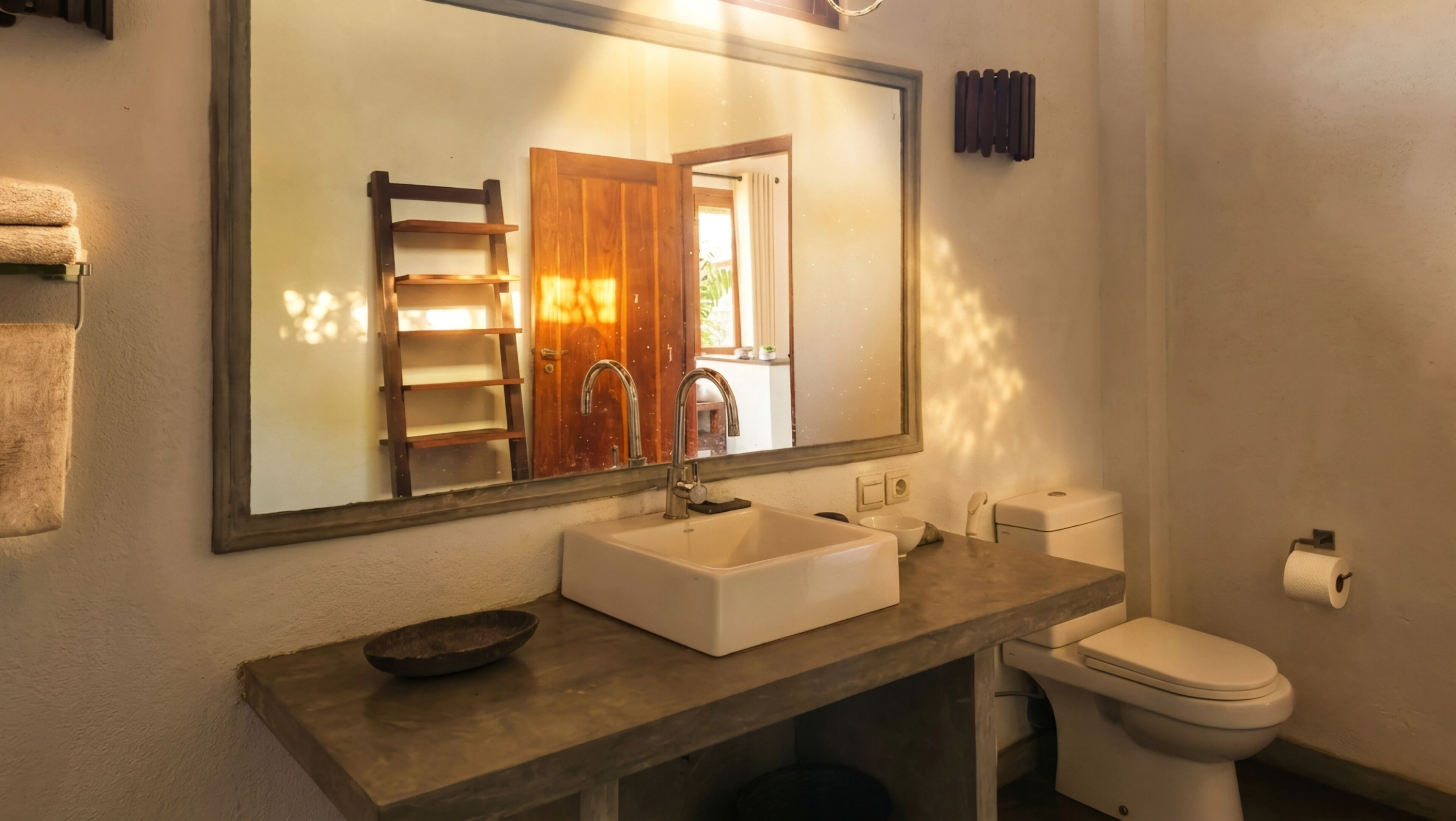 Shower, free toiletries, hair dryer, towels