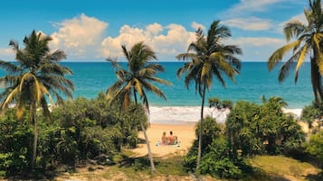Playa privada, cabañas de uso gratuito, tumbonas y sombrillas
