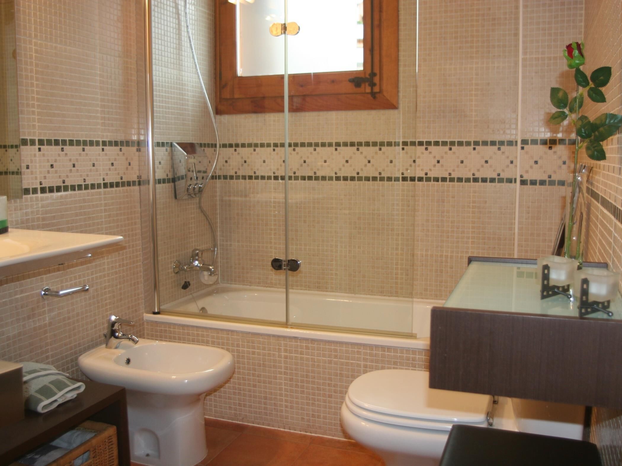 Ein Badezimmer mit einer Badewanne, einem Bidet und einer Toilette.