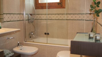 Ein Badezimmer mit einer Badewanne, einem Bidet und einer Toilette.