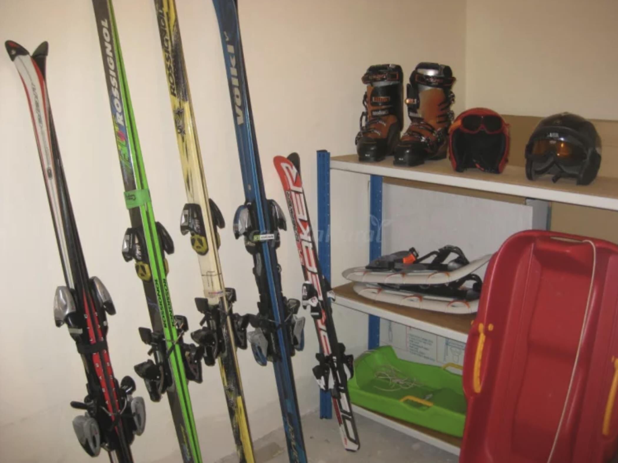 Ein Lagerraum mit Skiern und Skiausrüstung.