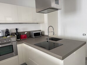 Coffee/tea maker, fridge, microwave, oven