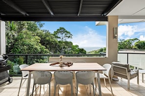 Outdoor dining - Villa Mariposa Coolum Beach (Coolum Beach)