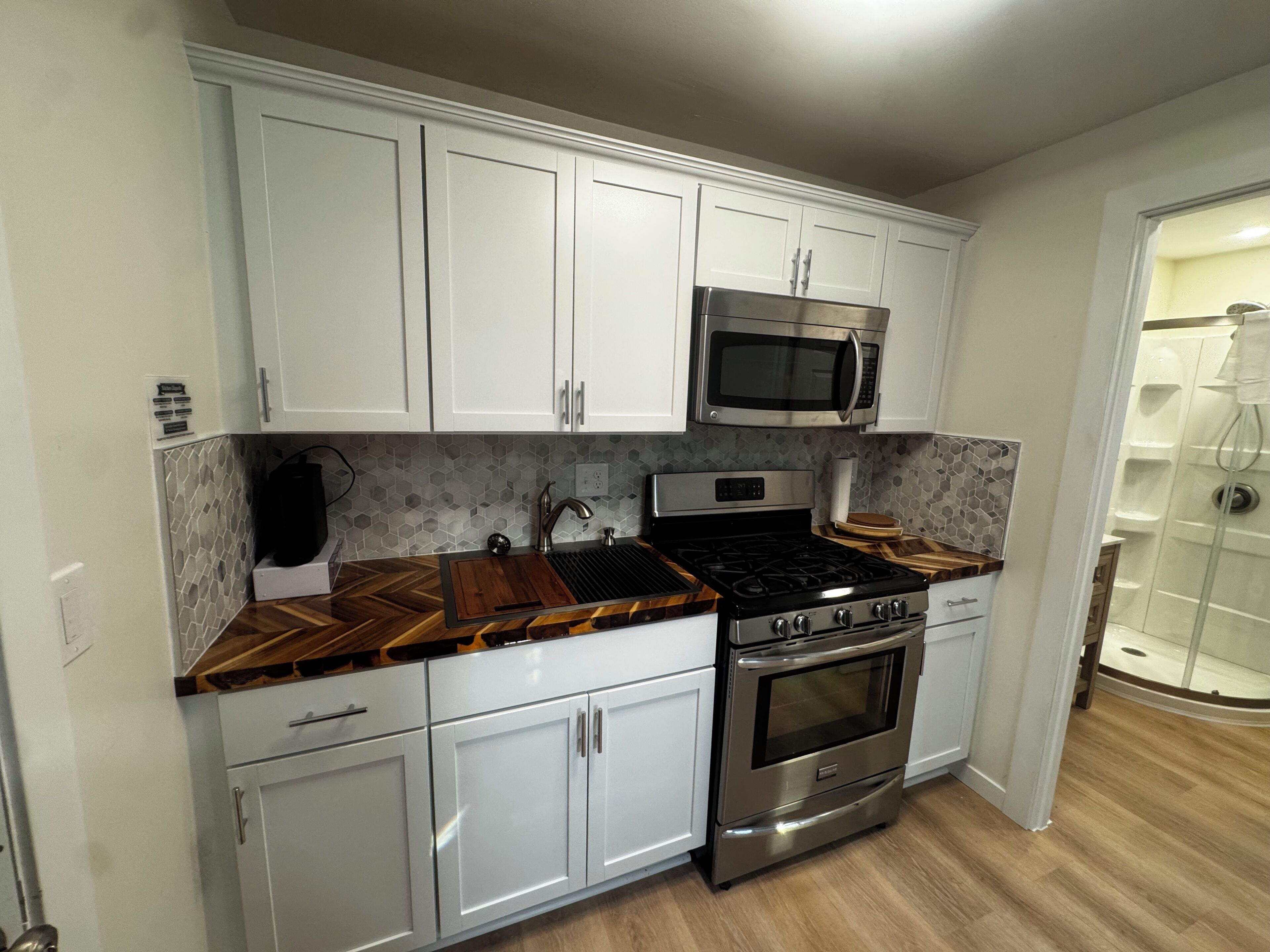 Coffee/tea maker, fridge, microwave, oven
