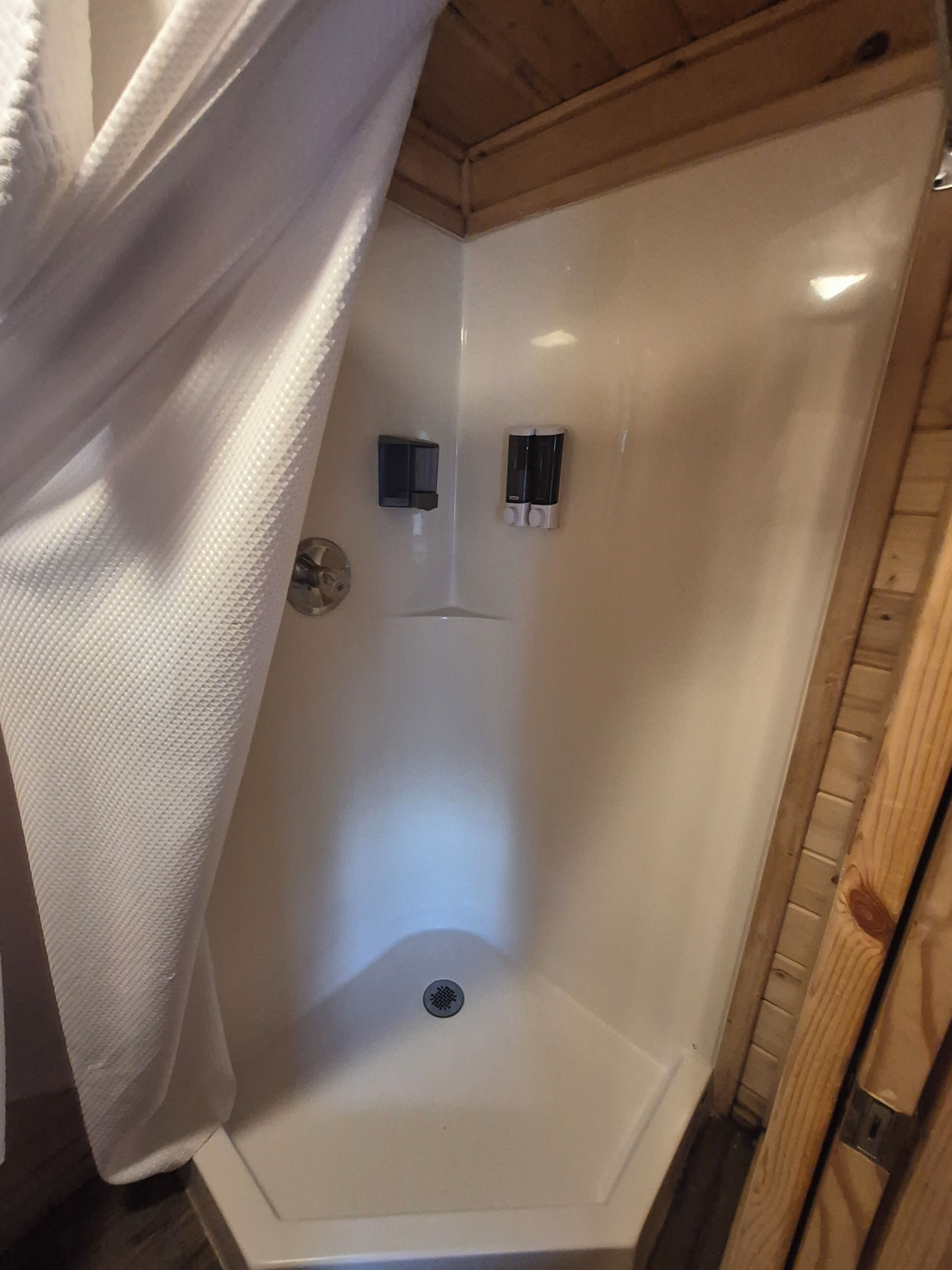 Dusche, Handtücher, Seife, Toilettenpapier