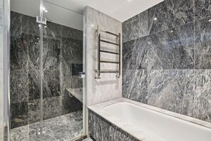 Bathroom - Buckingham Palace Residences by Aeria Apartments (London)