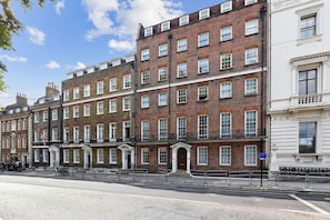 Exterior - Buckingham Palace Residences by Aeria Apartments (London)