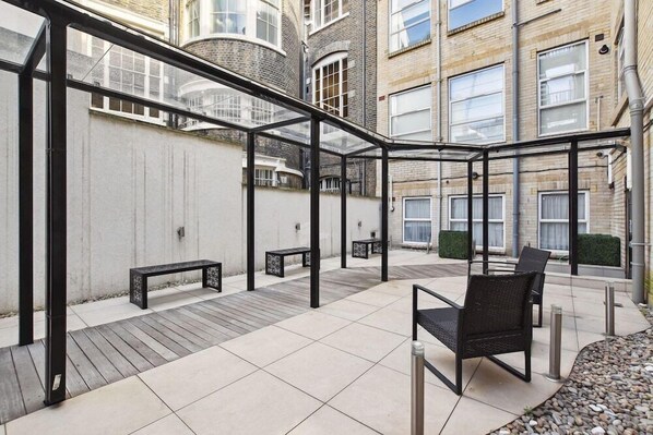 Outdoor dining - Buckingham Palace Residences by Aeria Apartments (London)