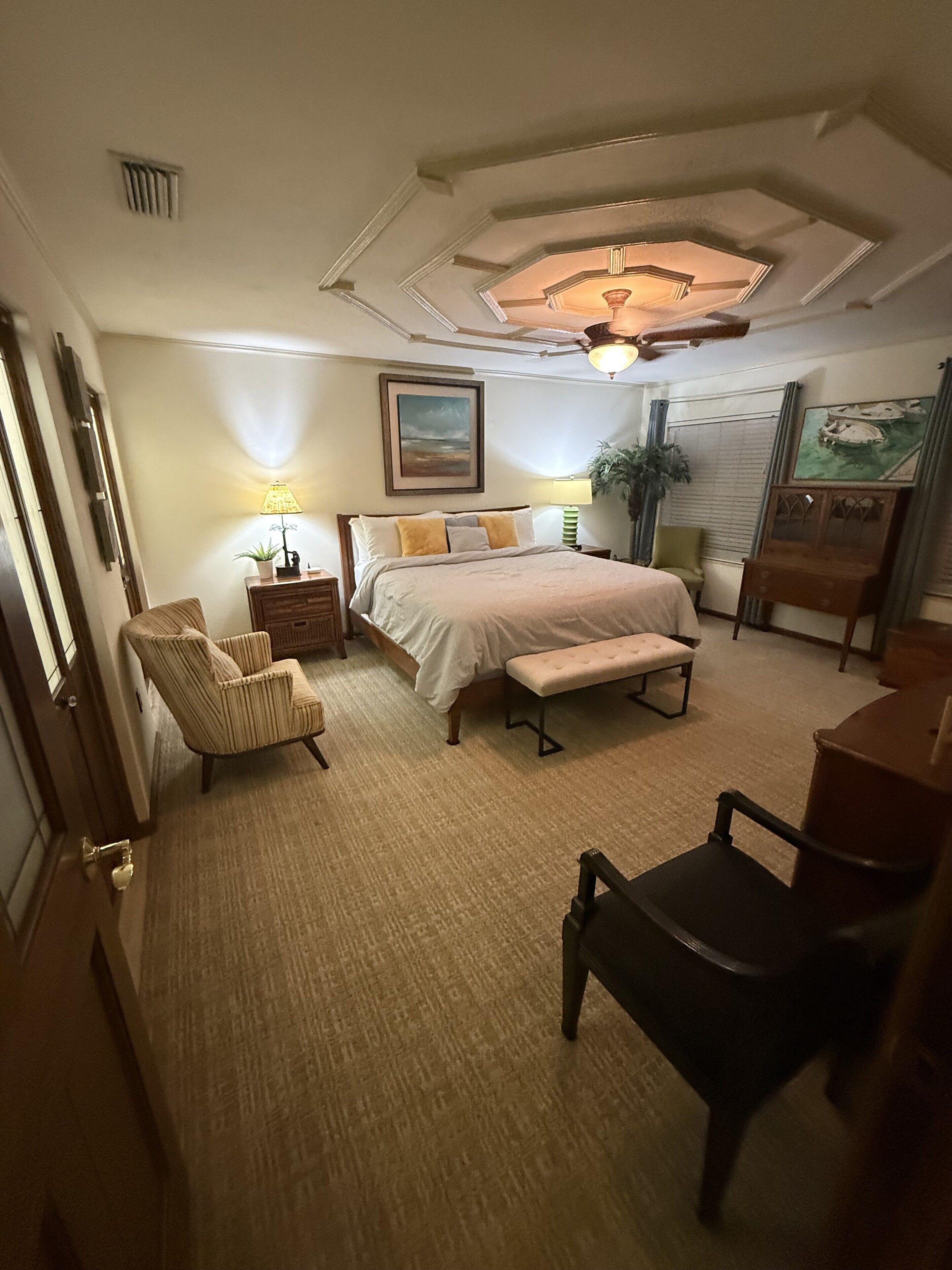 Desk, iron/ironing board, WiFi, bed sheets