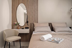 A modern bedroom with a bed, a chair, a desk, and a large mirror. - Villa Alba (Rasa)