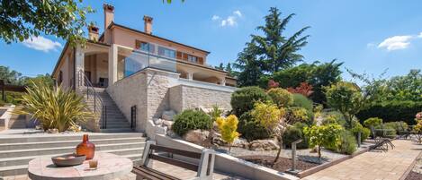 Family Villa, 4 Bedrooms, Balcony (Villa Terra) | Outdoor dining