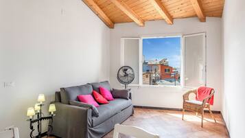 Departamento estándar, 2 habitaciones (High Roof Apartment) | Área de sala de estar