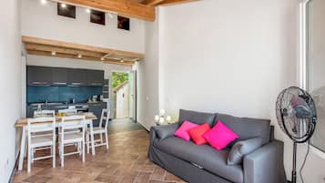 Departamento estándar, 2 habitaciones (High Roof Apartment) | Área de sala de estar