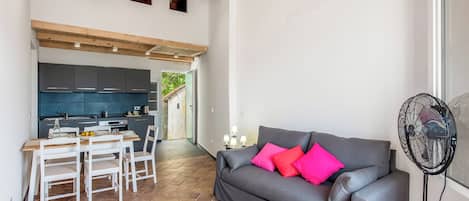 Standard Apartment, 2 Bedrooms (High Roof Apartment) | Living area