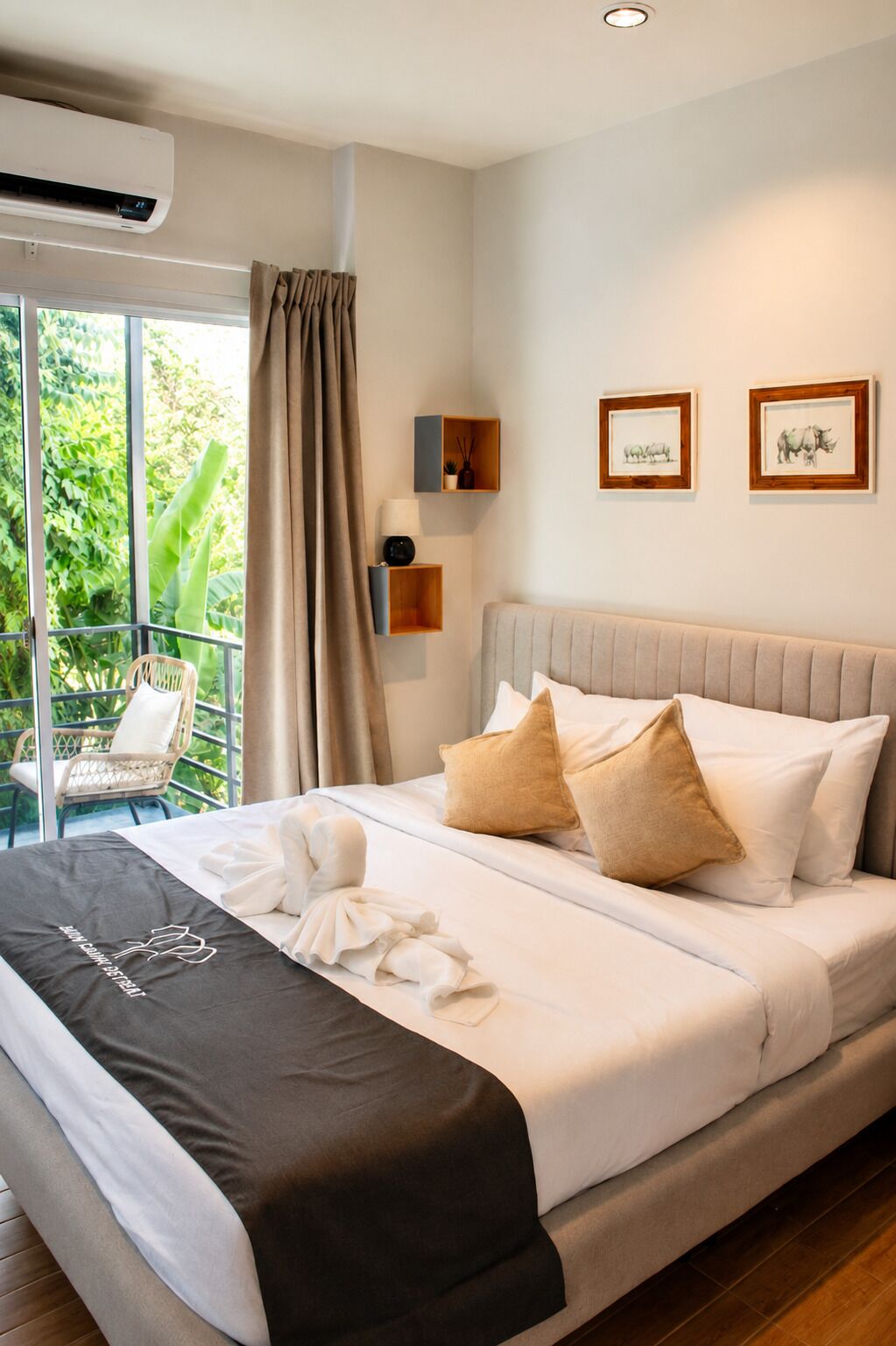 Una habitación de hotel con una cama, un ventanal con cortinas, una silla y un balcón.