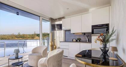 Houseboat with outdoor kitchen & rooftop terrace