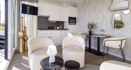 Houseboat with outdoor kitchen & rooftop terrace