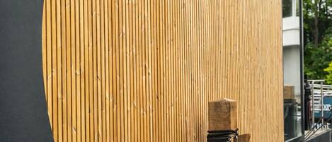 Een modern gebouw met een houten gevel en een zichtbaar raam.