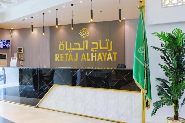 غرفة ثلاثية بتجهيزات أساسية | واجهة المنشأة