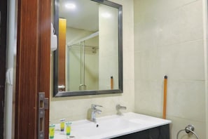 Basic Triple Room | Bathroom - Retaj Hotel (Makkah)