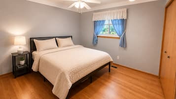 Tabla de planchar con plancha, acceso a internet y ropa de cama