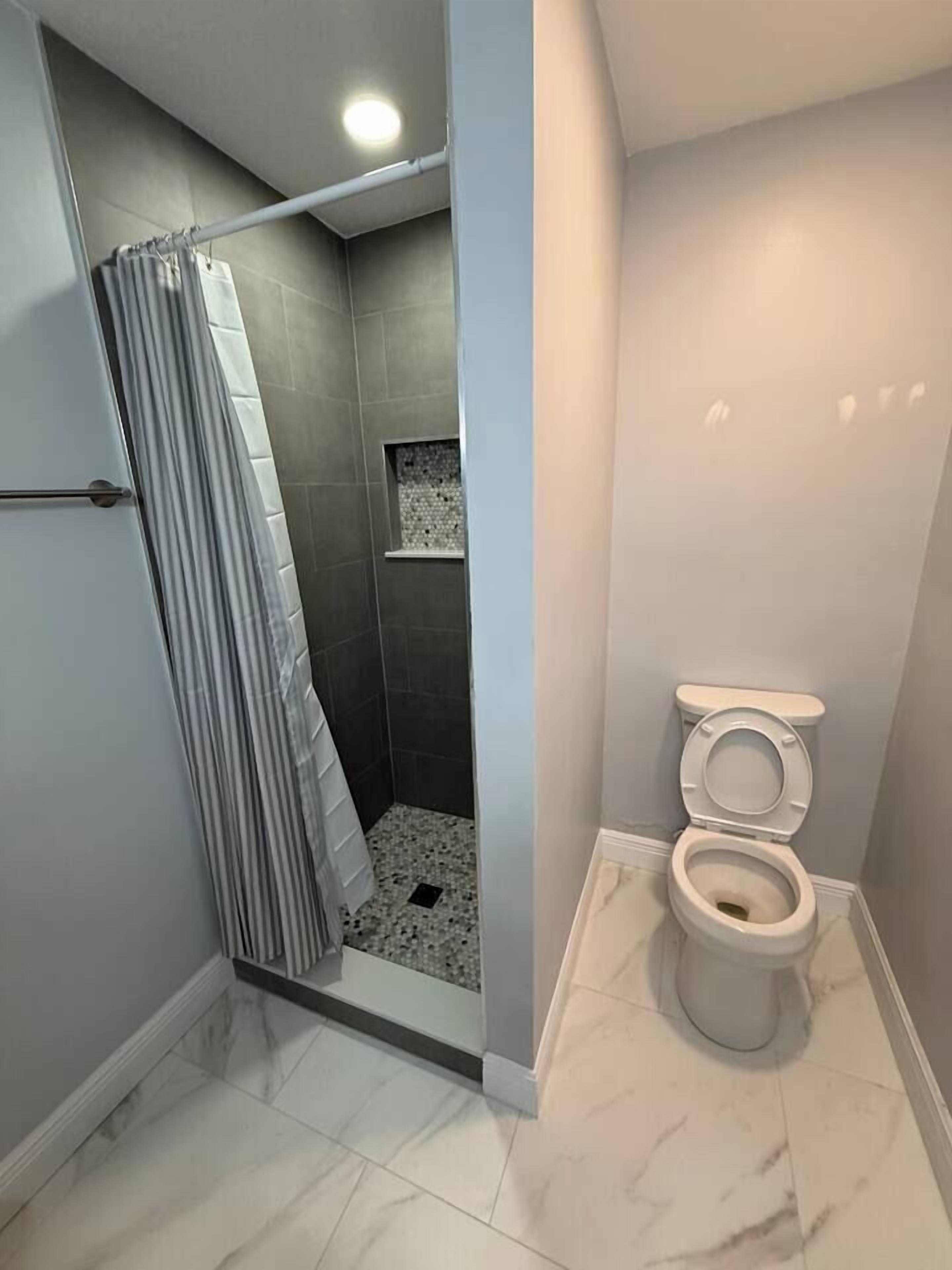 Regadera, secadora de cabello, bidet, toallas 