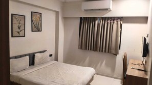 Deluxe Double Room | Free WiFi - Hotel Royal Stay (Valsad)