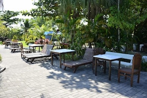 Outdoor dining - Town House Bukit Damai Indah Hotel and Residence (Balikpapan)