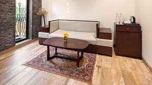 Ein modernes Wohnzimmer mit Sofa, Couchtisch und Schrank.