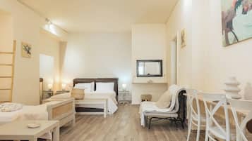 Una camera da letto con un letto, comodini, una sedia e una televisione.