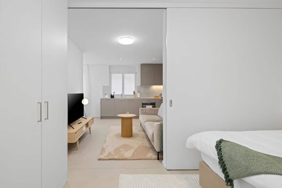 Apartamento superior, aceita animais de estimação, vista para o jardim | Cofres nos quartos, quartos à prova de som