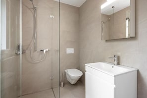Apartamento superior, aceita animais de estimação, vista para o jardim | Banheiro | Chinelos 