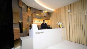 Un mostrador de recepción con un letrero que dice 'KINGSTON HOTEL' y la etiqueta 'RECEPTION'.