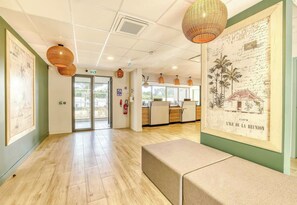 Lobby - B&B Hotel La Reunion Aeroport (La Celle-sous-Gouzon)