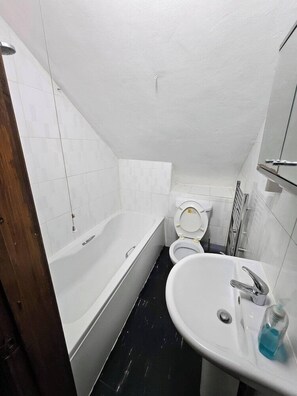 Bathroom - Snoozeden Wellesley - Near to Slough Station (Cardiff)