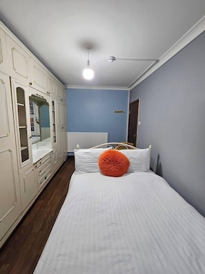 Room - Snoozeden Wellesley - Near to Slough Station (Cardiff)