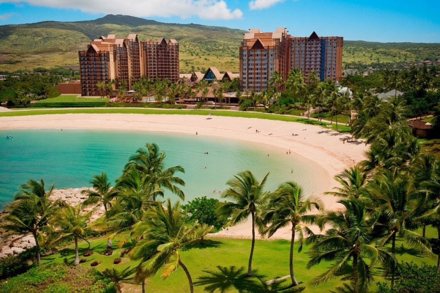 Ein Resort mit Unterkunft am Strand, einem Sandstrand und Palmen.