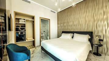 Ein modernes Schlafzimmer mit Bett, Kleiderschrank und einer Sitzecke.