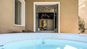A hot tub with a view of a bedroom and bathroom. - Hotel Nautilus Excelsior - Adults Only (Cagliari)